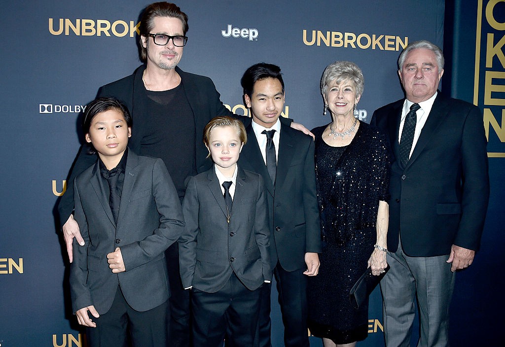 Brad Pitt com os pais e alguns dos filhos (Foto: Getty Images)