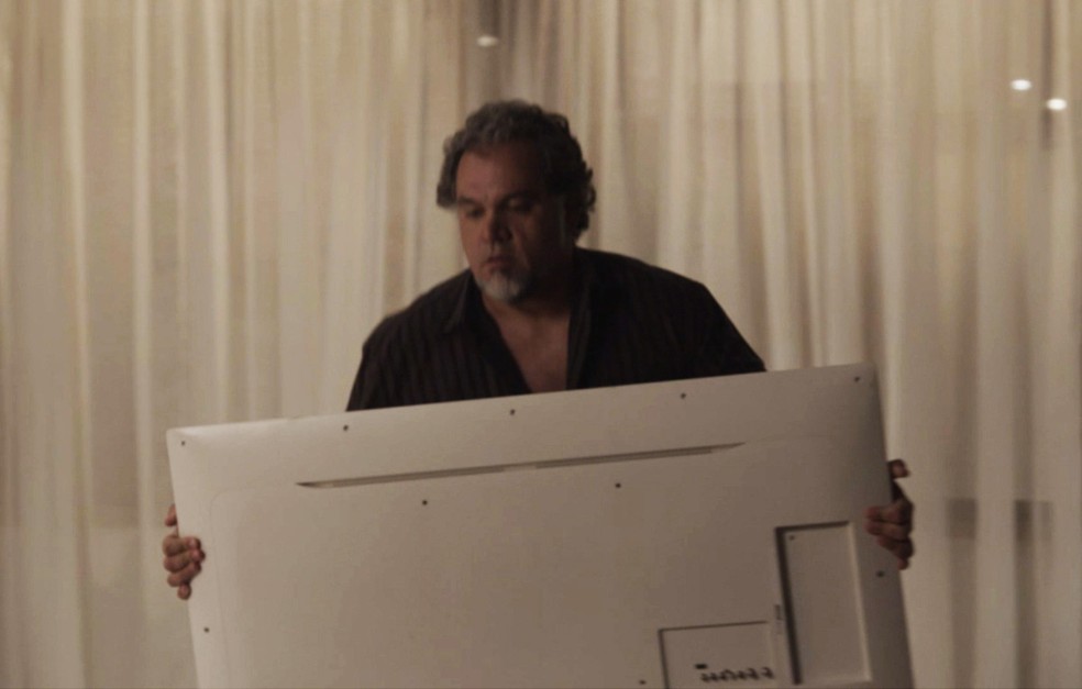 O homem faz a limpa na casa da arquiteta (Foto: TV Globo)