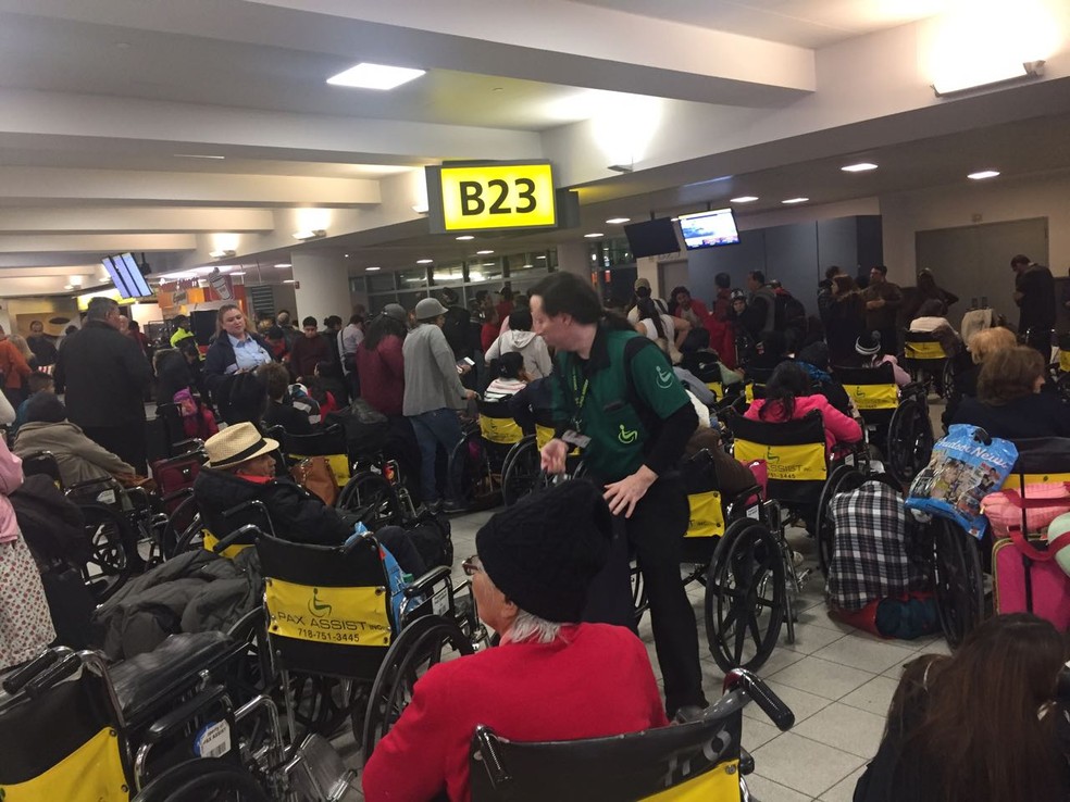 Brasileiros relatam atraso de mais de 20 horas em voo de Nova York para São Paulo neste sábado (6) (Foto: Monica Portella/Arquivo Pessoal)
