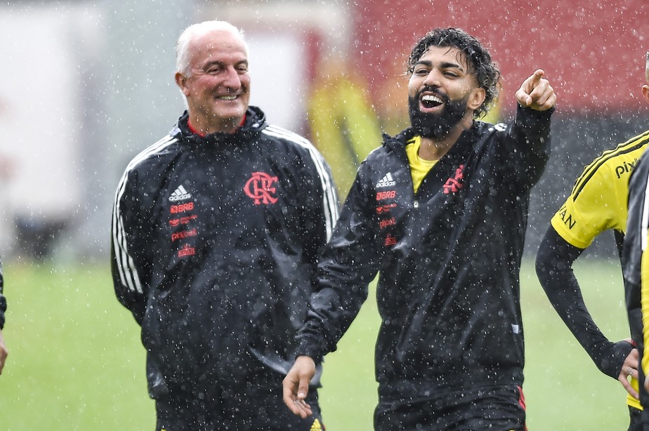 Gabigol e Dorival Jr. riem durante treino do Flamengo