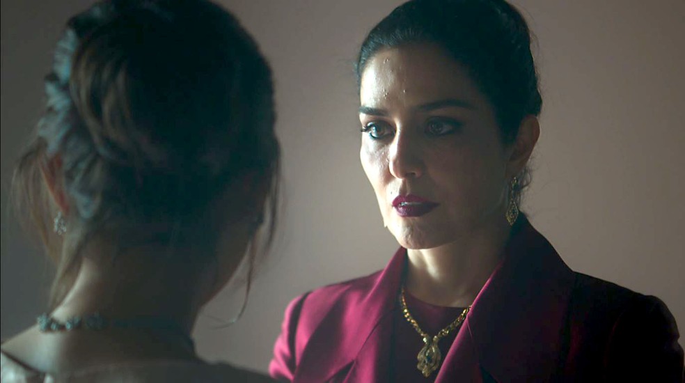 Soraia (Leticia Sabatella) tenta confortar Laila (Julia Dalavia) em 'Órfãos da Terra' — Foto: Reprodução/TV Globo