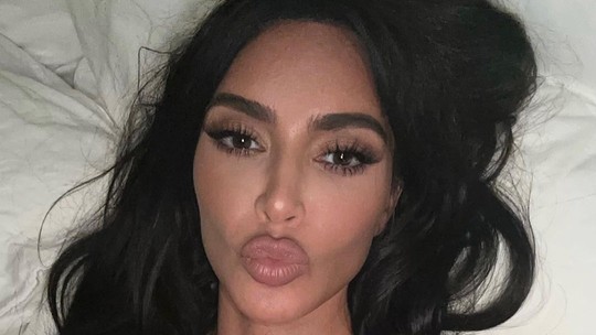De biquíni, Kim Kardashian faz 'biquinho' para cliques 