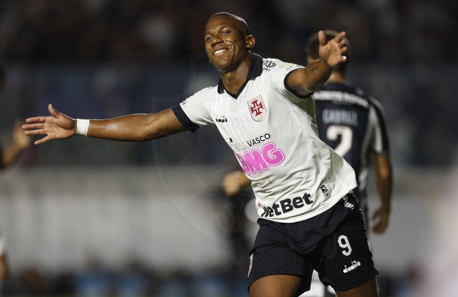No 100 Jogo Como Profissional Ribamar Faz Golaco Ganha Musica Cartaz E Ate Aplausos Do Rival Vasco Ge