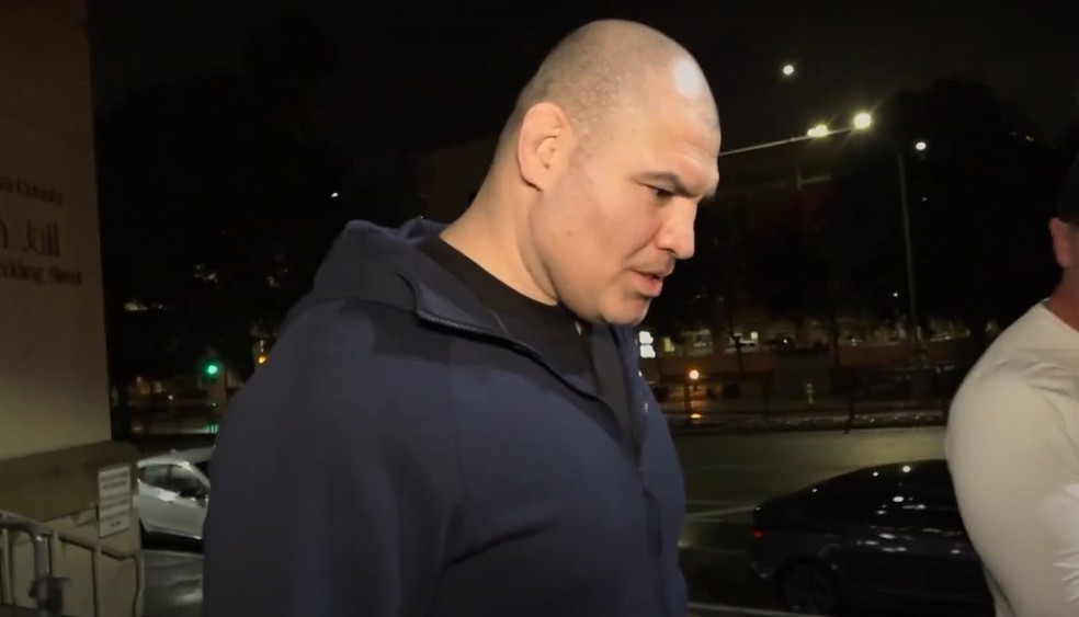 Cain Velasquez deixa a prisão após pagar fiança — Foto: Reprodução / KRON 4