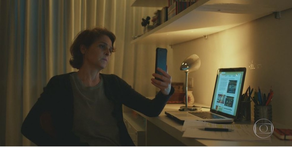Drica Moraes fez de seu escritório um estúdio — Foto: Reprodução/TV Globo