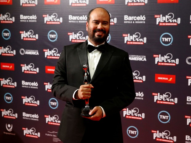 Ciro Guerra posa com prêmio de melhor filme  (Foto: Andres Stapff/Reuters)