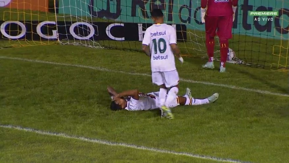 Lucas Hip&oacute;lito lamenta o gol contra &mdash; Foto: Premiere
