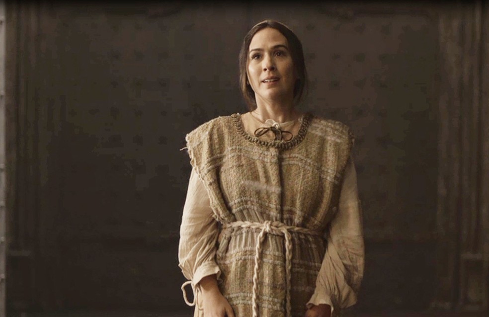 Rodolfo anuncia oficialmente que Lucrécia é a nova Matriarca da Fé de Montemor! (Foto: TV GLOBO)
