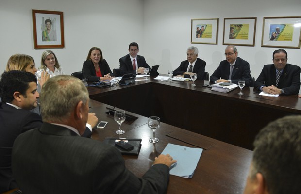 Líderes da Câmara dos Deputados em encontro no Palácio do Planalto com as ministras Ideli Salvatti e Gleisi Hoffmann (Foto: Valter Campanato / Agência  Brasil)