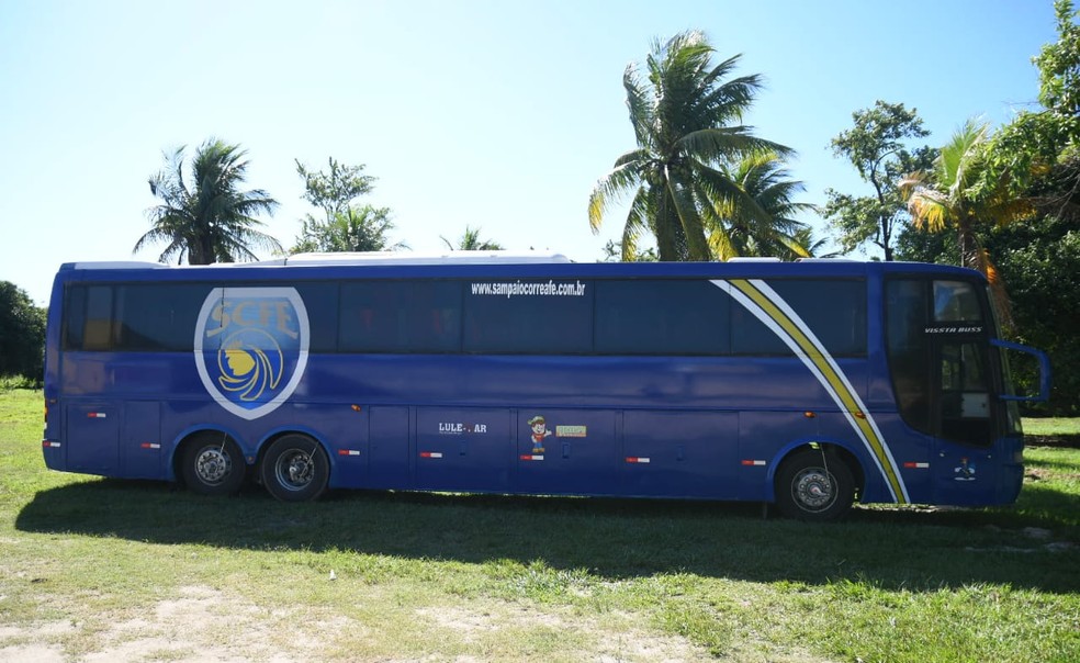 Ônibus do Sampaio Corrêa foi fruto da negociação de Rodrigo Souza com o Boa Esporte — Foto: Léo Borges