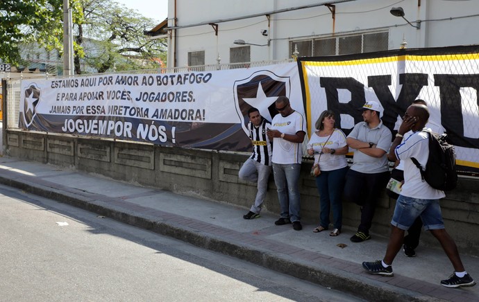 Faixa protesto Botafogo (Foto: Cezar Loureiro / O Globo)