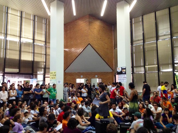 Centenas de pessoas dormiram no prédio da Câmara Municipal de Belo Horizonte. (Foto: Pedro Ângelo/ G1)
