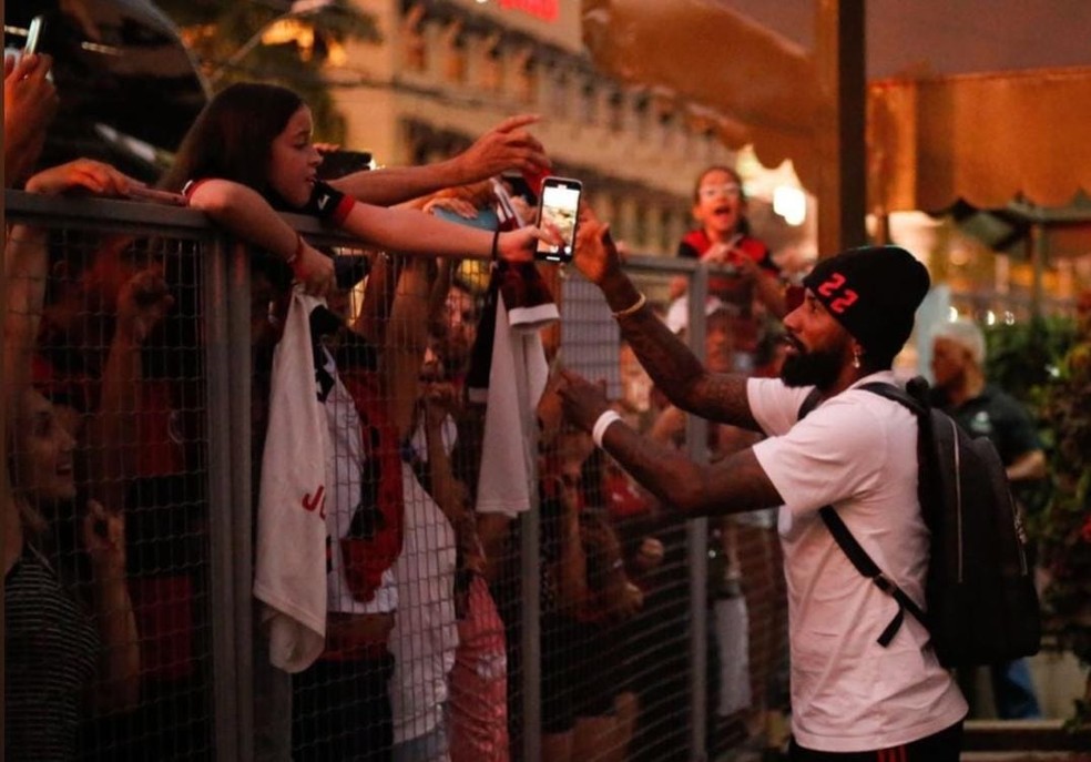 Rodinei recebe carinho de torcedores na chegada em Goi&acirc;nia &mdash; Foto: Reprodu&ccedil;&atilde;o