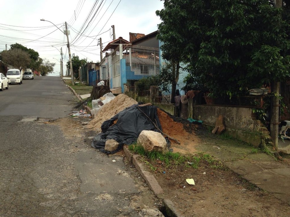 Moradores relataram que a casa onde aconteceu a chacina era frequentada por usuários de drogas (Foto: Josmar Leite/RBS TV)