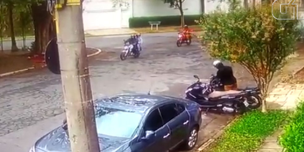 Polícia Civil investiga se dois motociclistas faziam escolta de homem que deixou moto de PM desaparecida em SP (Foto: Reprodução/Câmera de segurança)