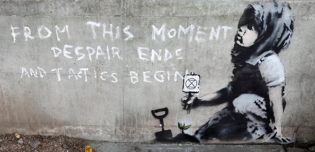 No grafite, a mensagem é: "A partir deste momento, acaba o desespero e começa a tática" (Foto: Reprodução/The Daily Beast)