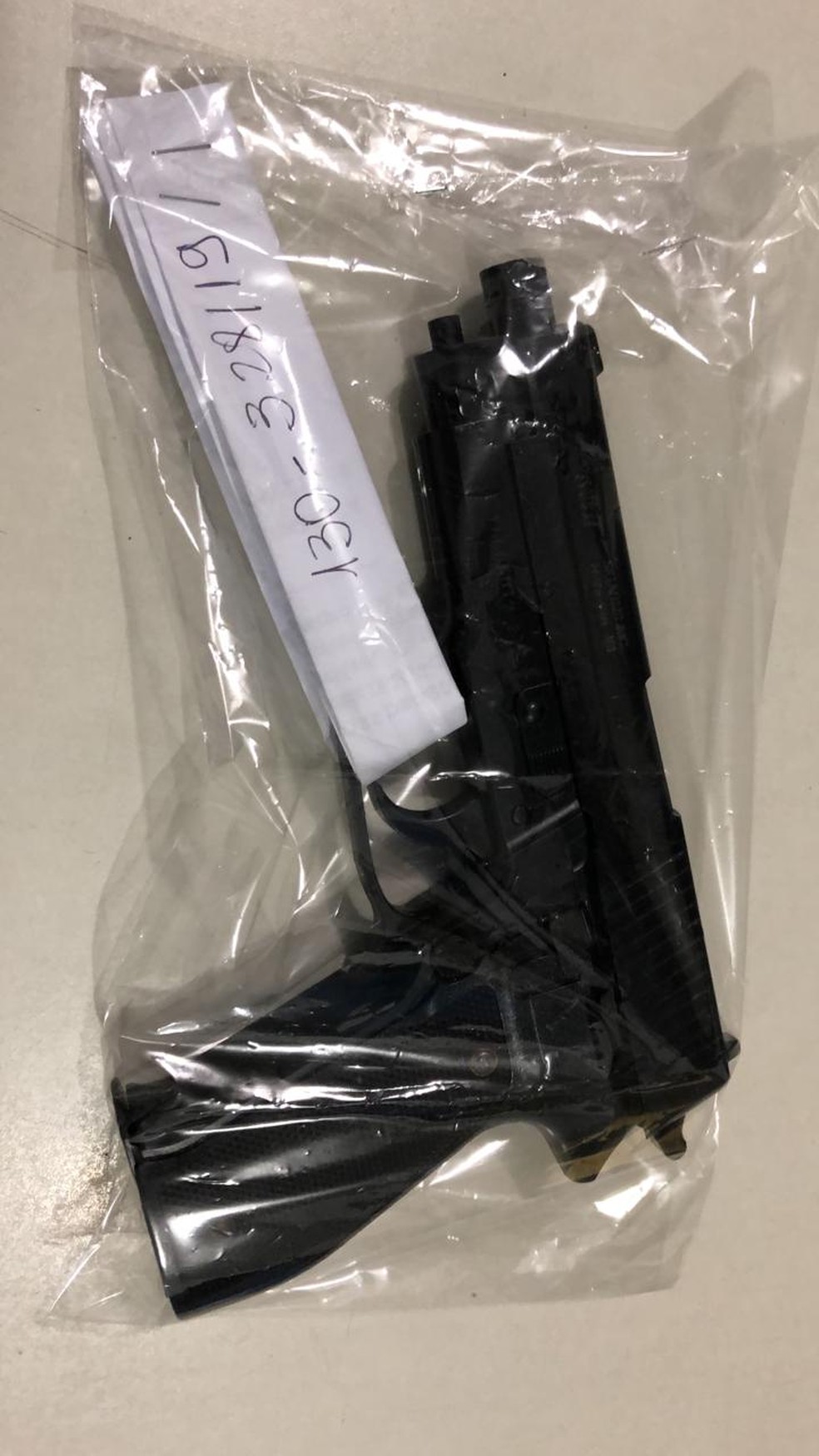 Arma de brinquedo usada na ação foi apreendida pela polícia — Foto: Paulo Saddat/ Sistema Verdes Mares