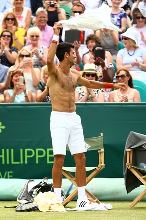 Djokovic brinca com a torcida em Boodles (Foto: Getty Images)