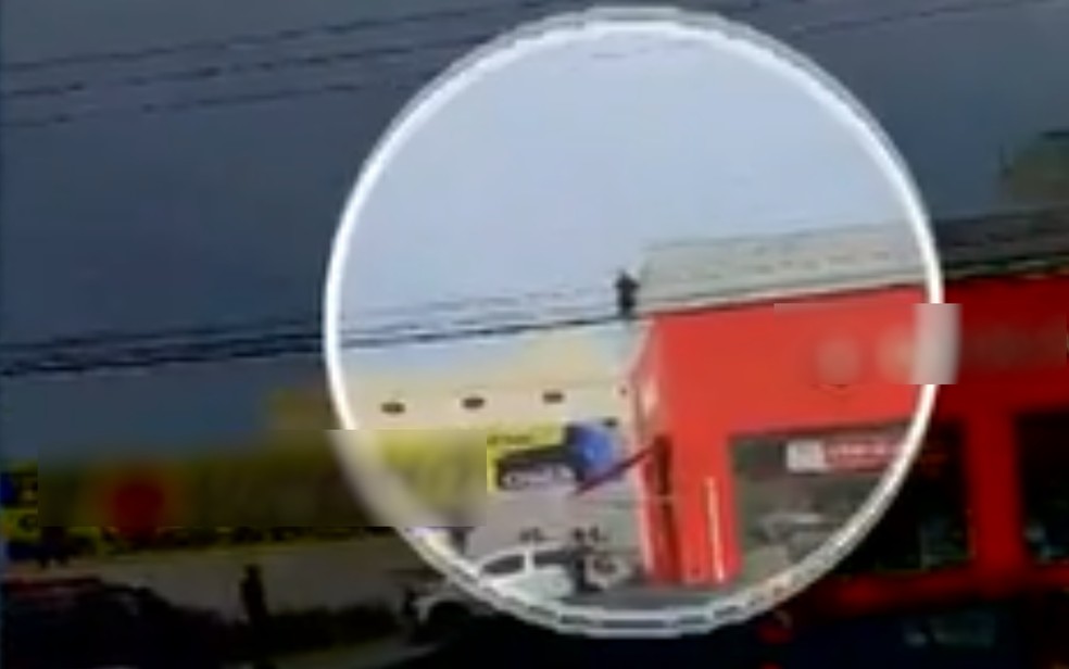 Jovem foi contido por policias após ser confundido por suposto assaltante, em Valparaíso de Goiás — Foto: Reprodução/TV Anhanguera