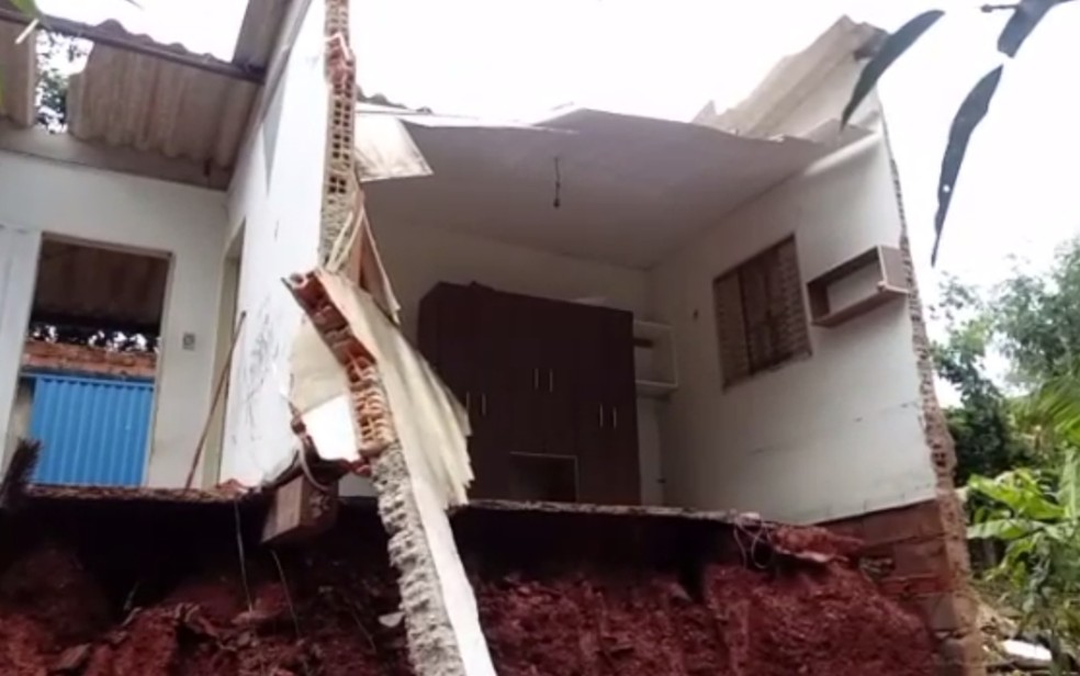 Casa partiu ao meio durante temporal em Aparecida de Goiânia, Goiás — Foto: Reprodução/TV Anhanguera