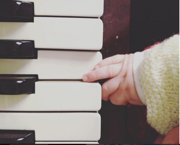 Luisa - primeiras notas no piano (Foto: Reprodução - Instagram)