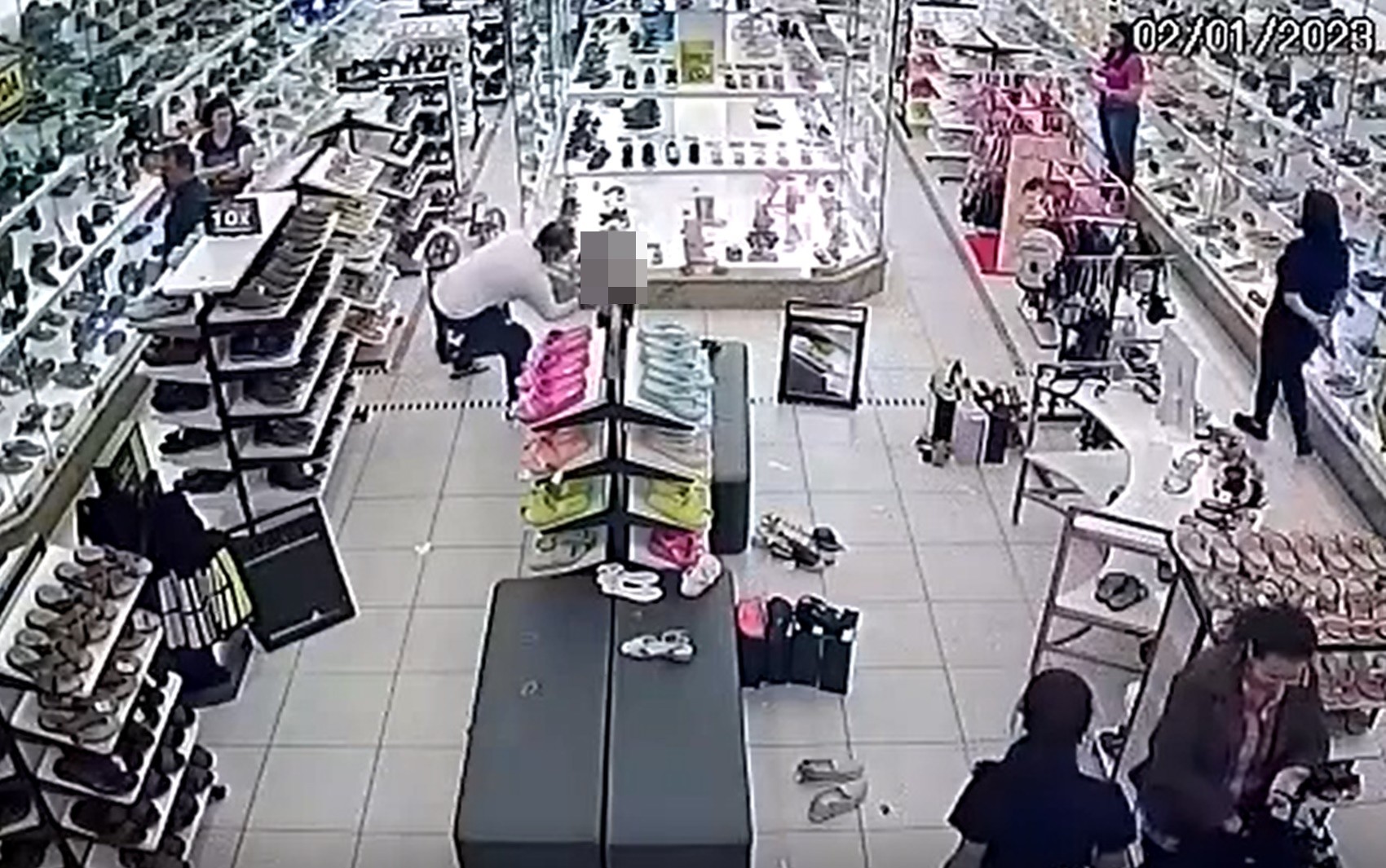 Comerciante é detido após agredir filho de 2 anos em loja de calçados no Centro de Poços de Caldas, MG