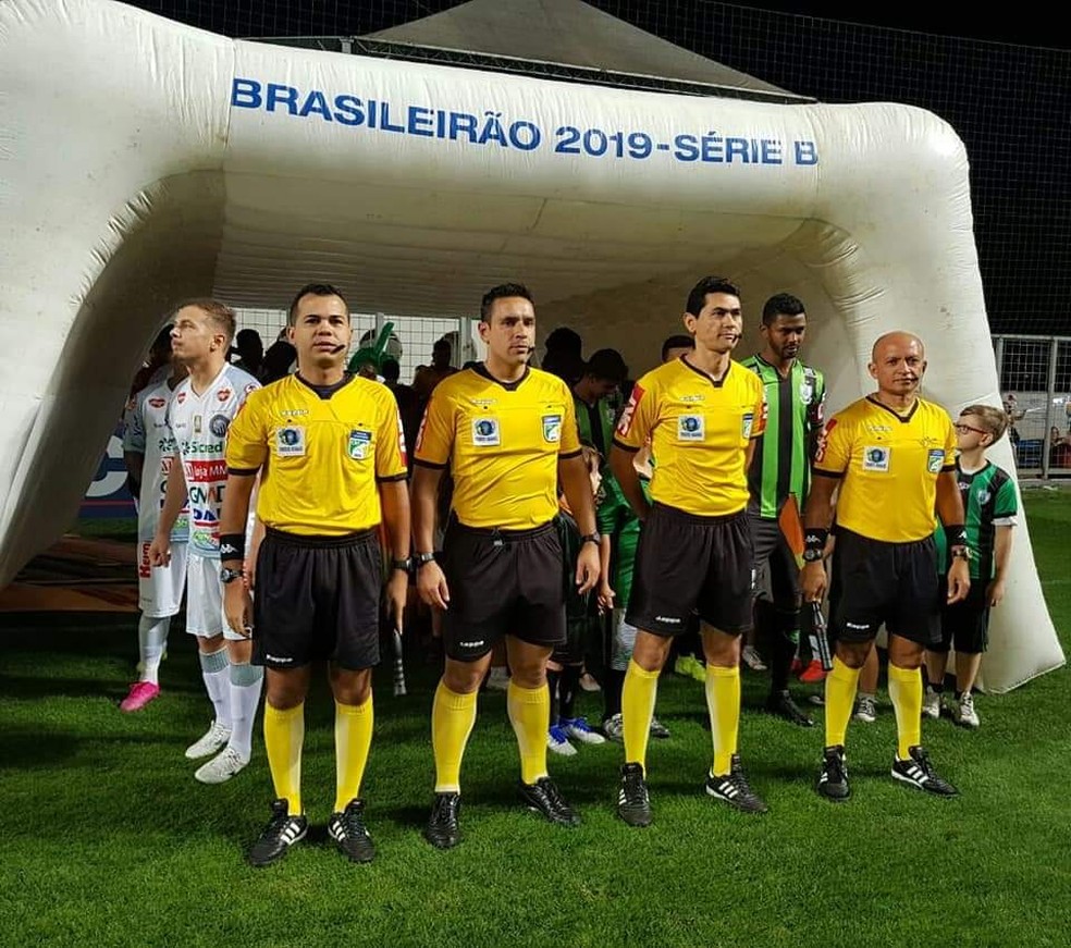 Alisson Brito (à esquerda) em jogo da Série B do Brasileiro — Foto: Arquivo Pessoal