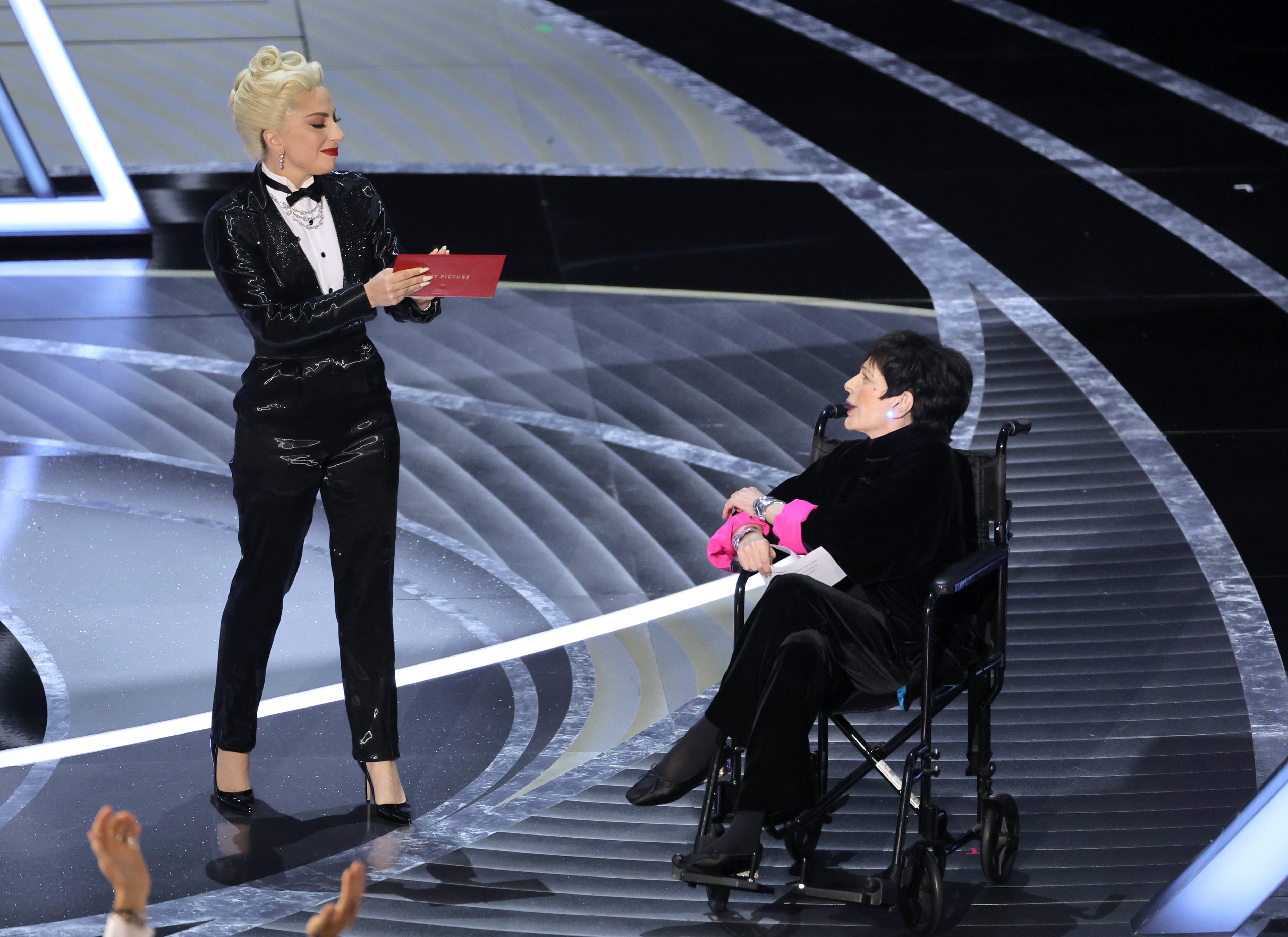 HOLLYWOOD, CALIFORNIA - MARCH 27: (L-R) Lady Gaga and Liza Minnelli speak onstage during the 94th Annual Academy Awards at Dolby Theatre on March 27, 2022 in Hollywood, California. (Photo by Neilson Barnard/Getty Images) (Foto: Getty Images)