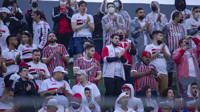 Torcedores do São Paulo no jogo contra o Bragantino
