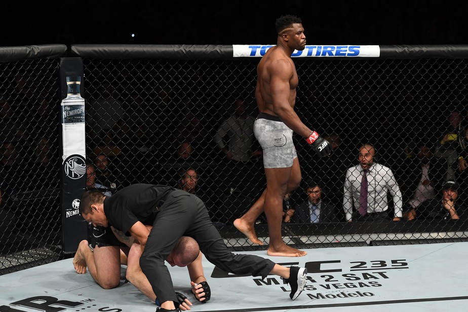 Ngannou atropela VelÃ¡squez em 26 segundos e silencia arena no UFC Phoenix