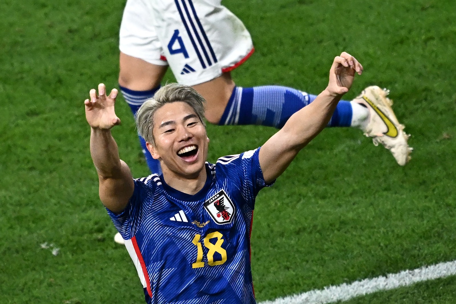 O atacante do Japão, Takuma Asano, comemora vitória de virada — Foto: Anne-Christine POUJOULAT / AFP