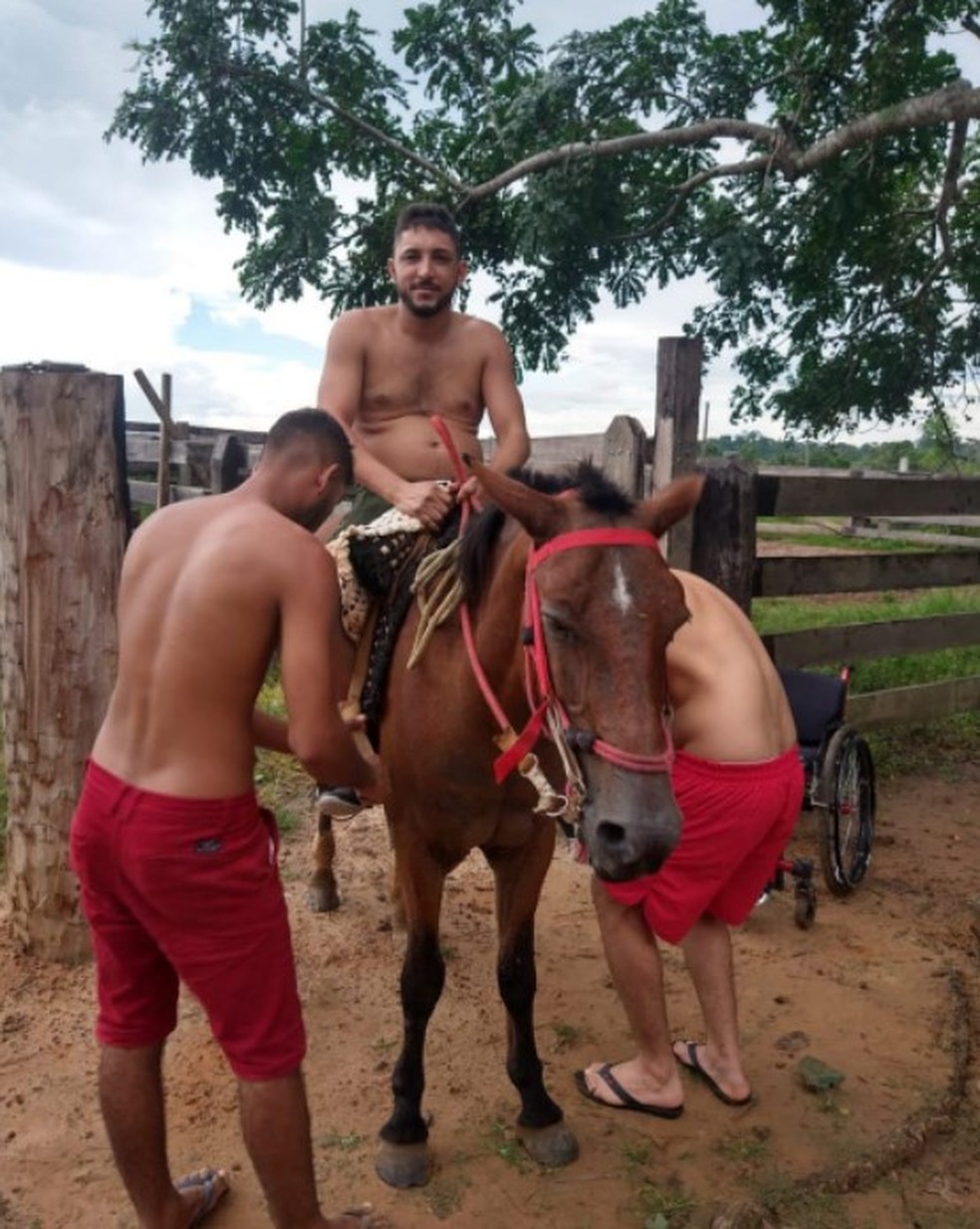Irmãos de Agnaldo sobrem ele em cima do cavalo para que ele possa galopar pelos pastos — Foto: Arquivo pessoal