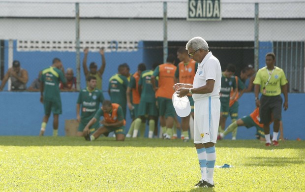 Givanildo Oliveira vai tentando achar a formação ideal no Paysandu (Foto: Marcelo Seabra/O Liberal)