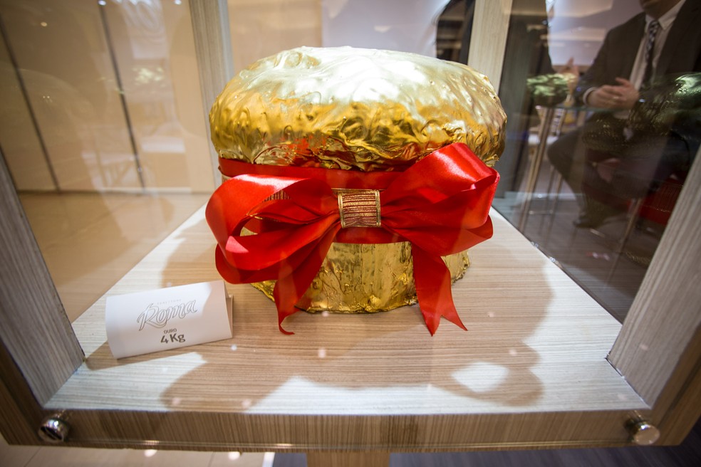 Panetone com pós de ouro feito pela Siena especialmente para o salão; produto não está à venda — Foto: Fabio Tito/G1