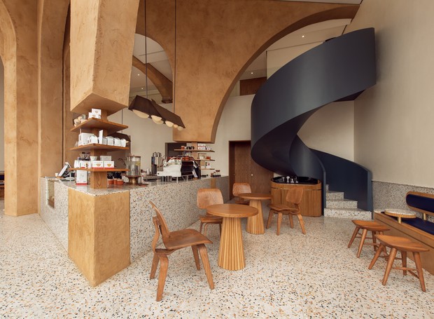 Cafeteria garante uma experiência espiritual moderna e aposta em grandes arcos, escada em espiral e acabamentos em terrazzo italiano (Foto: Abdulrahman Bayshout/ Archdaily /Reprodução)
