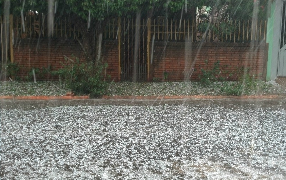 Chuva de granizo em Mato Grosso do Sul.  — Foto: Henrique Augusto Soares