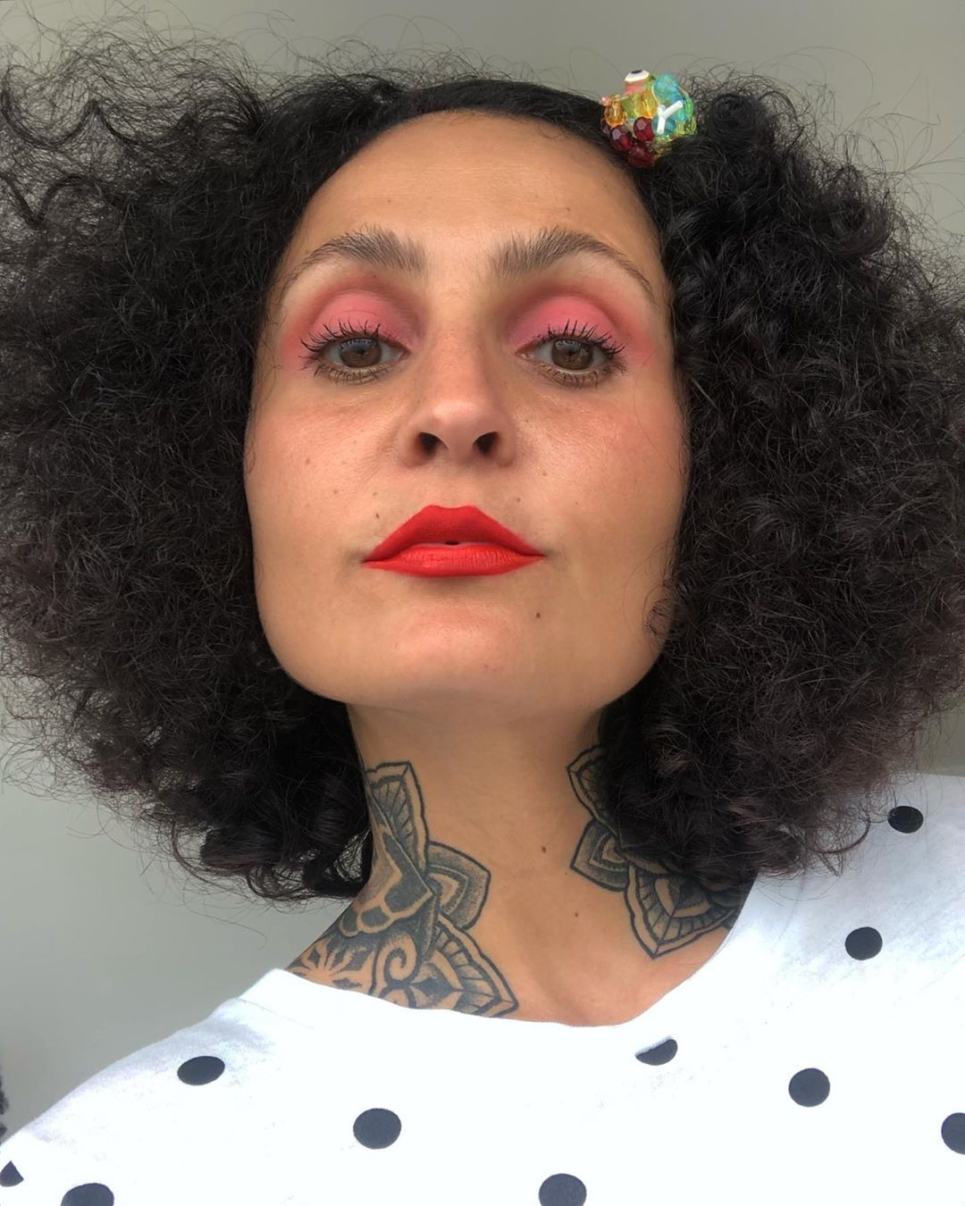A maquiadora Carla Biriba revela seus produtos favoritos deste verão (Foto: Reprodução Instagram (@carlabiriba))