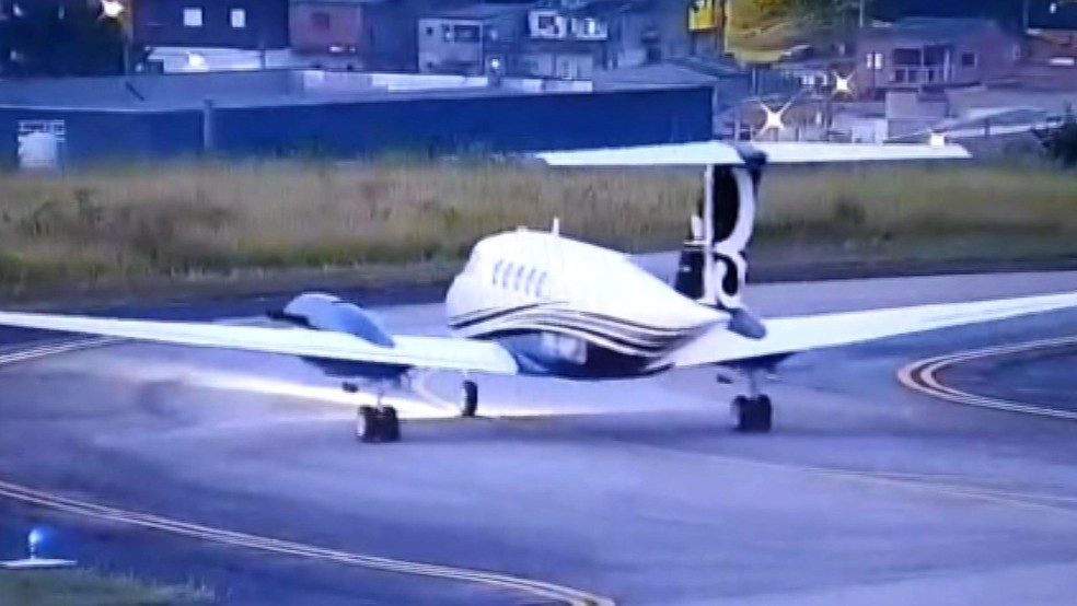 Avião usado para transportar barras de ouro até  o aeroporto de Sorocaba (SP) — Foto: Reprodução