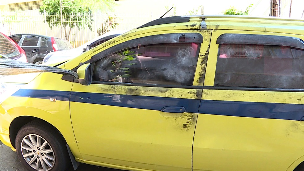 Táxi foi encontrado com dois corpos de taxistas no Estácio (Foto: Reprodução/TV Globo)