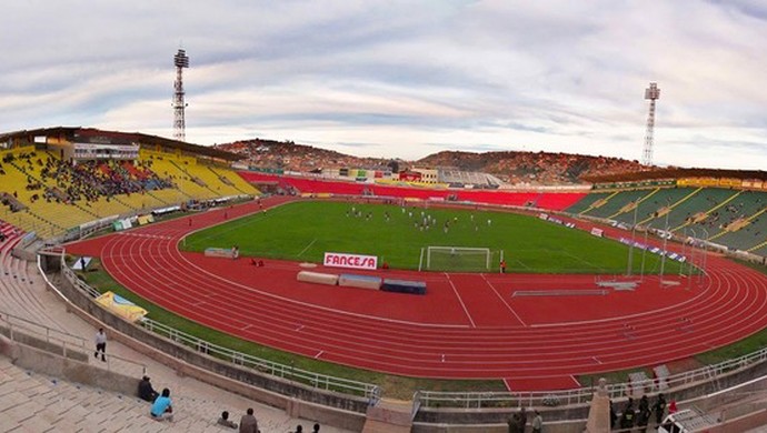 Estádio Olimpico Patria, onde joga o Universitario, em Sucre, na Bolivia (Foto: Reprodução)