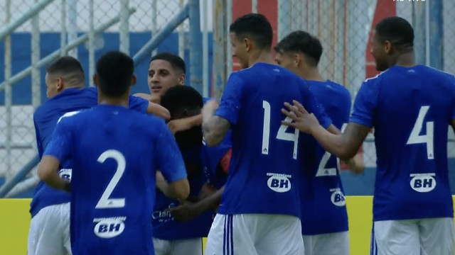Jogadores do Cruzeiro comemoram gol do time diante do Comercial-MS