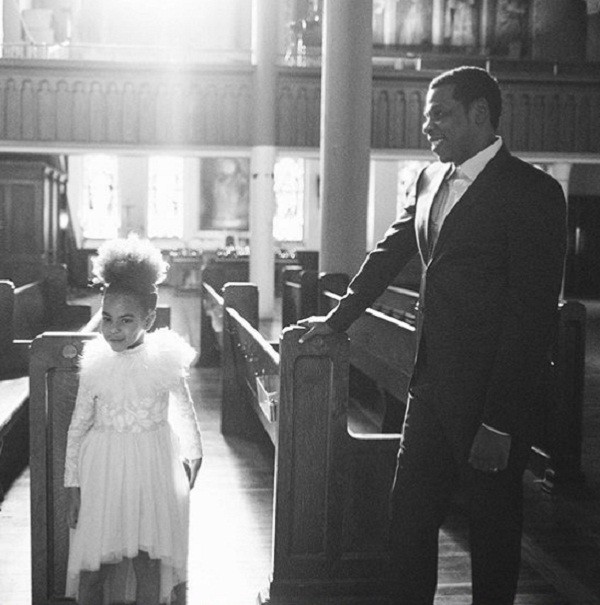 Blue Ivy usa vestido Billieblush para estrelar videoclipe do pai, Jay Z (Foto: Reprodução/Instagram)