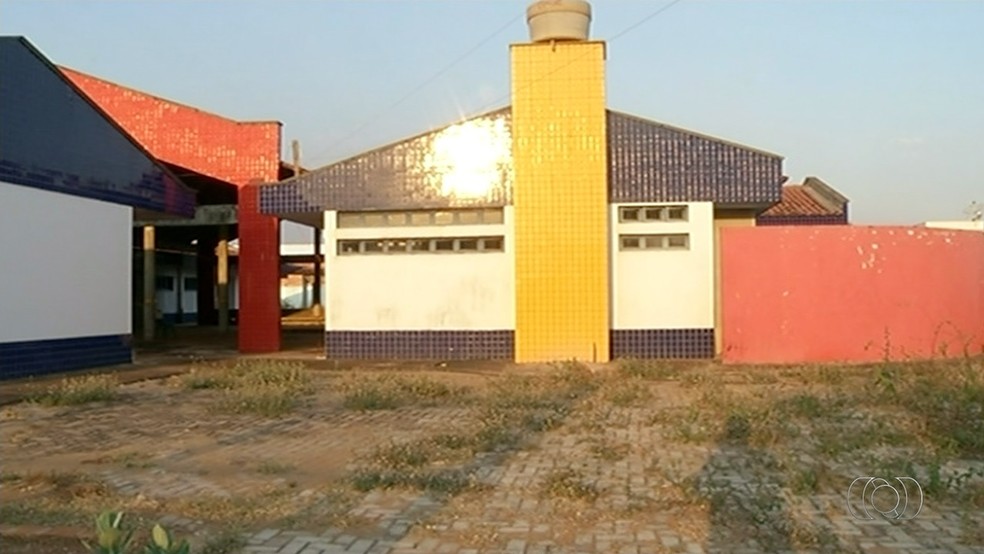 Escola deveria ter sido entregue em 2009, mas obra ainda não foi concluída (Foto: Reprodução/TV Anhanguera)