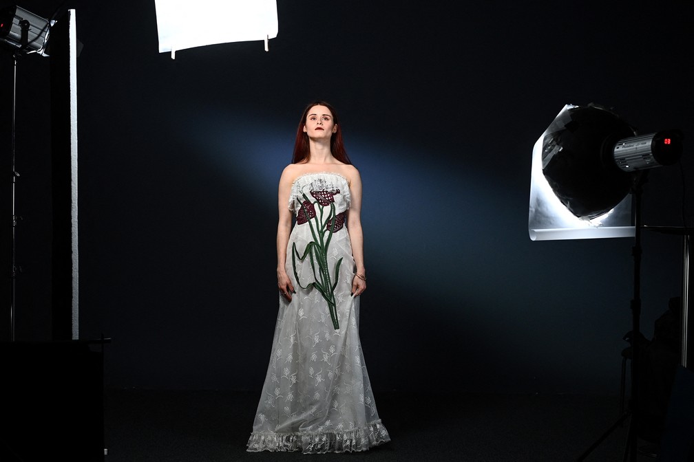 Daniella Loftus é uma jovem britânica apaixonada por moda que se veste digitalmente há pouco mais de um ano.  — Foto: Christophe ARCHAMBAULT / AFP