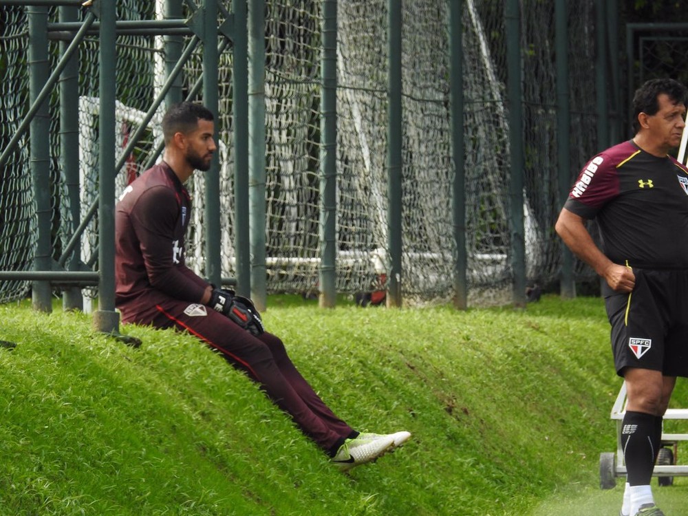 Renan Ribeiro nega ambiente ruim no São Paulo e sai em defesa do criticado Cueva
