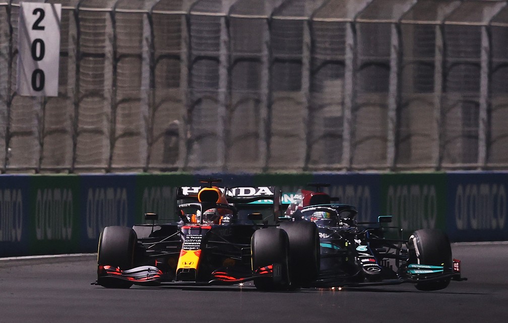 O momento crucial do GP de 2023: o brake test de Max Verstappen e o consequente toque de Lewis Hamilton — Foto: Lars Baron/Getty Images