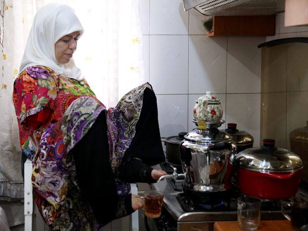 Zohreh Etezadossaltaneh usa um apoio quando vai cozinhar (Foto: Ebrahim Noroozi/AP)