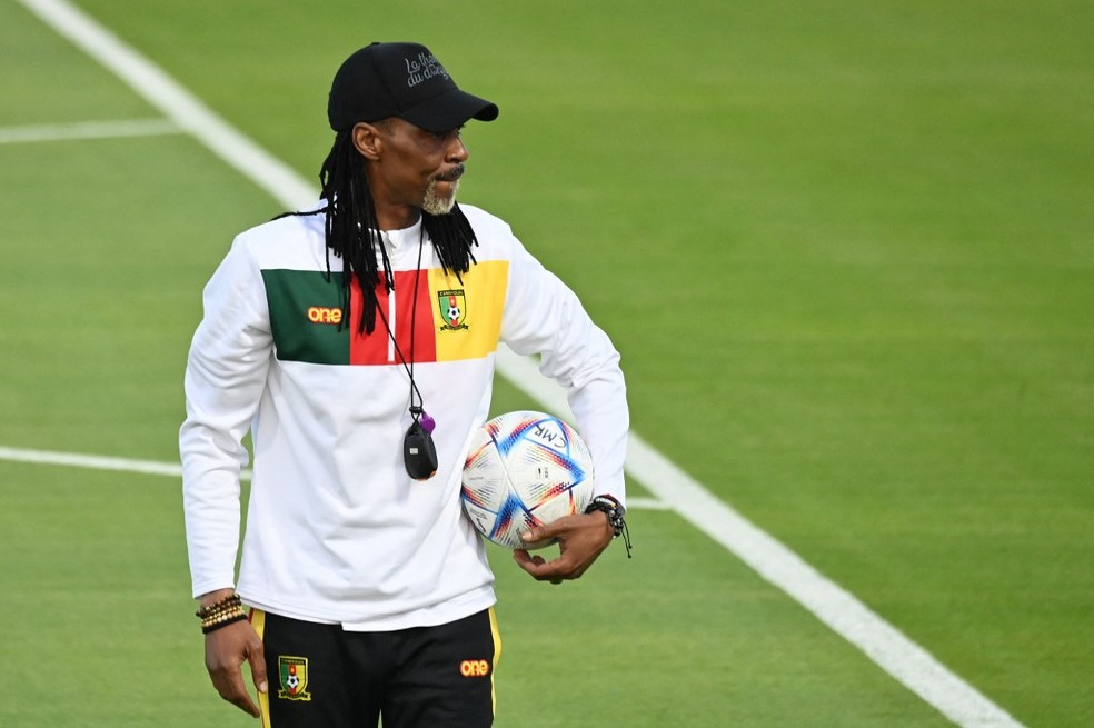 Rigobert Song, treinador de Camarões, durante preparação na Copa do Mundo do Catar — Foto: ISSOUF SANOGO / AFP