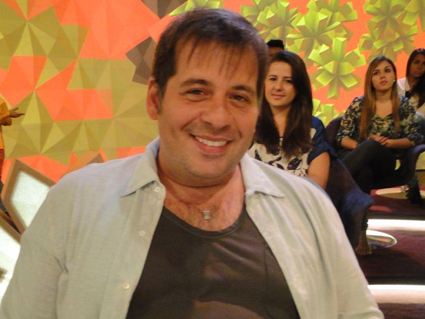 Leadro Hassum revela que já perdeu 18 quilos e conta que quer eliminar mais 15 (Foto: Encontro com Fátima Bernardes/ TV Globo)
