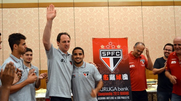 No Japão, Douglas ganha bolo de aniversário, e Ceni cobra: 'Discurso!'